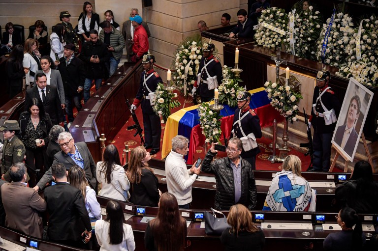 Varias personas visitaron el féretro del senador y precandidato, dispuesto en el Salón Elíptico del Congreso.