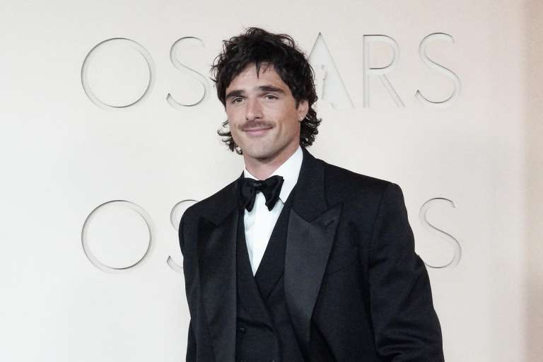 AME4216. LOS ÁNGELES (ESTADOS UNIDOS), 15/03/2026.- El actor Jacob Elordi posa en la alfombra roja durante la 98º edición de los premios Óscar este domingo, en el Teatro Dolby de Los Ángeles (Estados Unidos). EFE/ Ómar Alonso