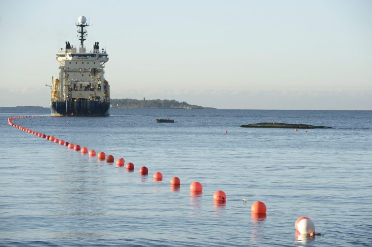 Meta planea construir el cable submarino de fibra óptica más extenso del mundo