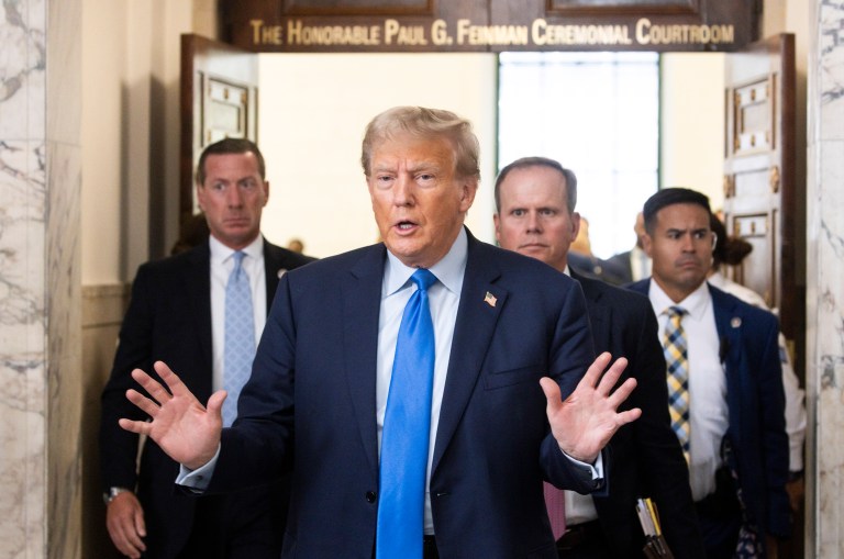 ¿Ignorar a Trump? Ahora los demócratas quieren que siempre esté en las noticias