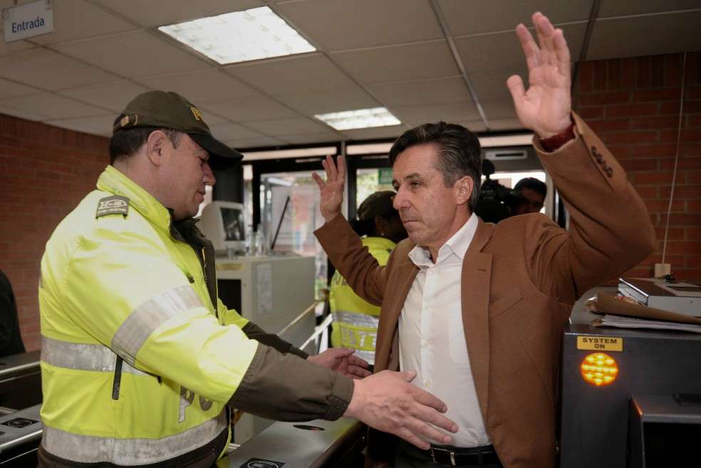Roberto Prieto a su llegada a los juzgados de Paloquemao, en Bogotá.  / Mauricio Alvarado - El Espectador