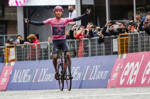Egan Bernal ganó el día en el que el Giro de Italia le temió al frío