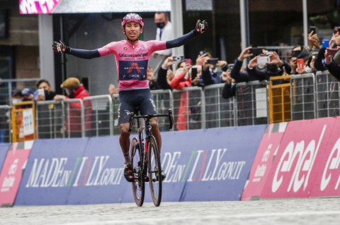 Egan Bernal ganó el día en el que el Giro de Italia le temió al frío