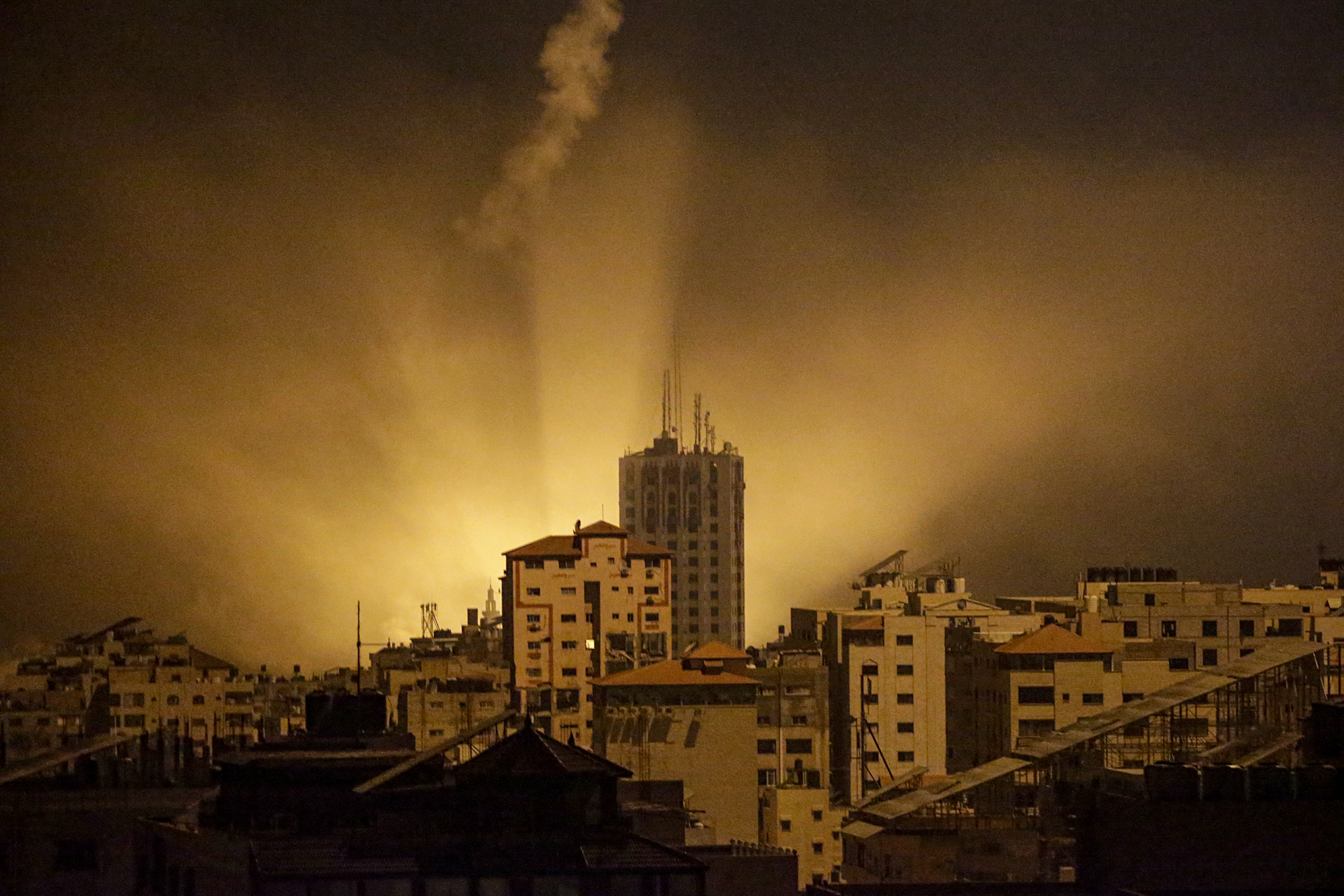 Gaza (---), 06/11/2023.- Israeli army flares illuminate the sky over west Gaza in the northern Gaza Strip, on 06 November 2023. Thousands of Palestinians and Israelis have been killed, according to the Israel Defense Forces (IDF) and the Palestinian health authority, since Hamas militants launched an attack against Israel from the Gaza Strip on 07 October, and the Israeli operations in Gaza and the West Bank that followed it. EFE/EPA/MOHAMMED SABER