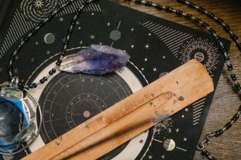 Libra: De acuerdo con el ocho de bastos del Tarot, usted dejó su imparcialidad para pronunciarse sobre varios asuntos… En algunos fue directo al punto con acierto; varios lo reconocen así. En otros se equivocó a pesar de la seguridad con la que hizo sus pronunciamientos. Algunas personas, entonces, tienen reclamos guardados en la manga. Esta semana… Velas blancas, muchas velas blancas.