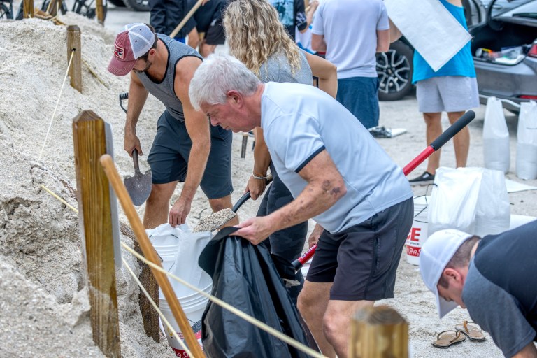 Fort Myers (United States), 08/10/2024.- Bonita Beach residents are collecting sand bags as the city prepares for Hurricane Milton in Bonita Beach, Florida, USA, 08 October 2024. According to the National Hurricane Center'Äôs Live Hurricane Tracker, Hurricane Milton is set to make landfall on the west coast of Florida Wednesday evening. After rapidly intensifying into a Category 5 storm on Monday, Milton is anticipated to weaken as it reaches the shore but will still bring significant weather impacts across the state. (tormenta) EFE/EPA/CRISTOBAL HERRERA-ULASHKEVICH
