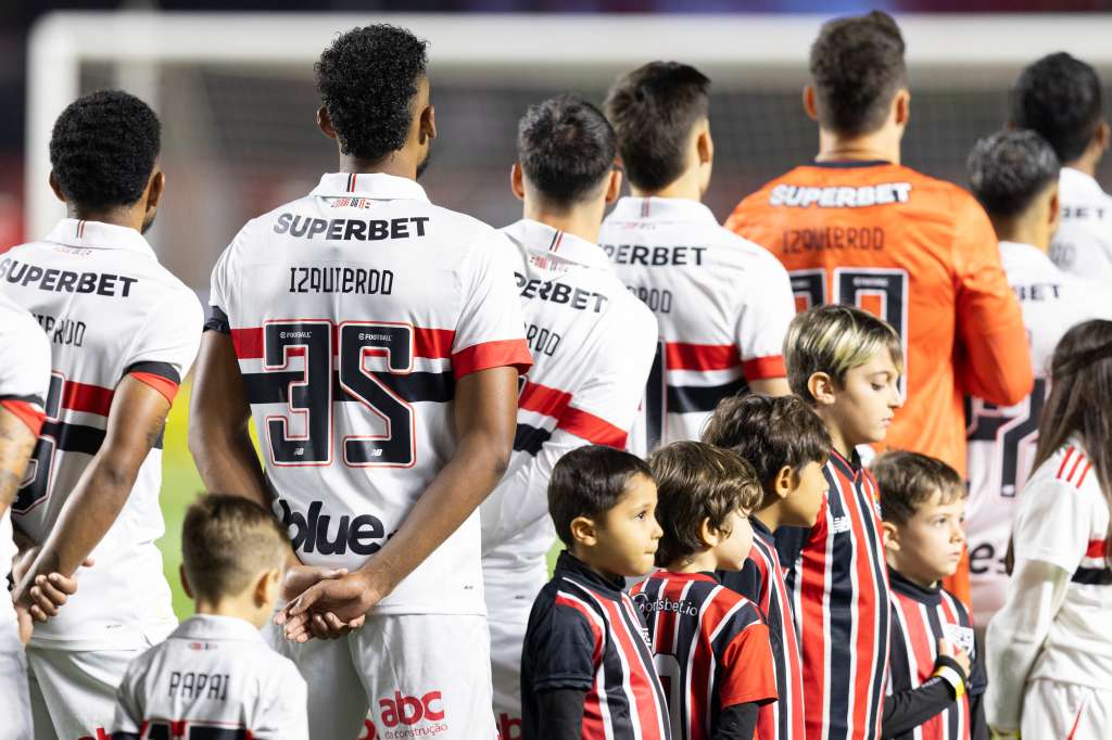 AME4122. SAO PAULO (BRASIL), 28/08/2024.- Jugadores de São Paulo rinde homenaje al jugador uruguayo Juan Manuel Izquierdo este martes, previo al partido de cuartos de final de la Copa Brasil entre Sao Pablo y Atlético Mineiro en el estadio Morumbi en Sao Paulo (Brasil). EFE/ Isaac Fontana