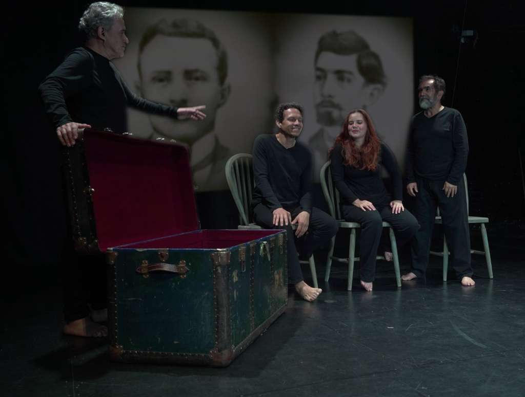 Carlos Alberto Pinzón (izq), director y escritor de "CostalaZiones", en escena.