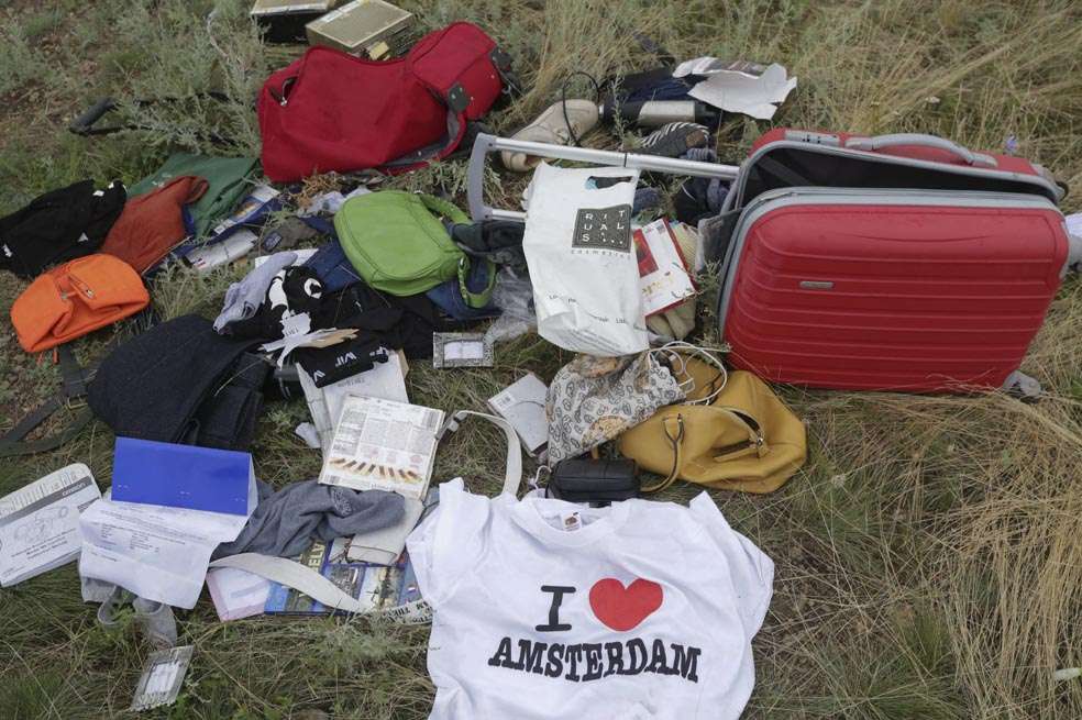 Parte del equipaje de algunos pasajeros del Boeing 777 del vuelo MH 17 de la aerolínea Malaysia Airlines que se estrelló cerca de Donetsk. / EFE