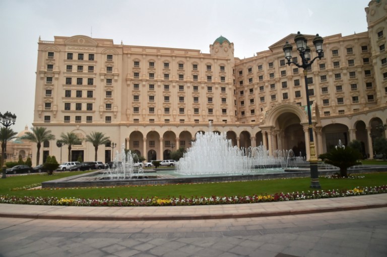 Hotel Ritz-Carlton abre de nuevo sus puertas a huéspedes, tras servir como cárcel de lujo