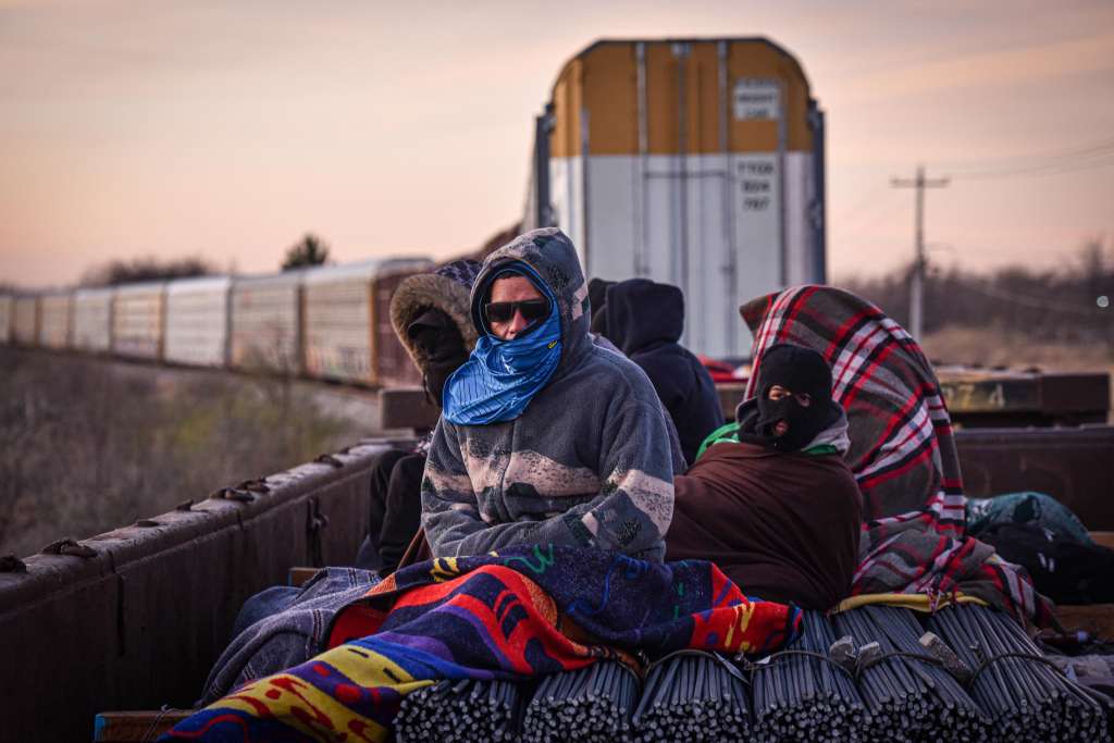 Soportando temperaturas bajas y enfrentándose a todo tipo de adversidades en el camino, migrantes, en su mayoría provenientes de Venezuela, viajan a bordo de trenes con dirección al norte del continente.