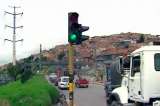 Puente peatonal construido cerca a semáforo, otra obra inútil de Bogotá
