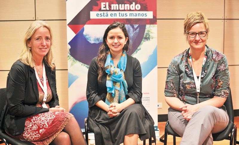 Jeanette Oostijen, directora de Zuyd Hogeschool; Sara Vera, jefe de Relaciones Internacionales del Icetex, y Martine Prins, de Zuyd Hogeschool, hablaron de la internacionalización de la educación. / Óscar Pérez