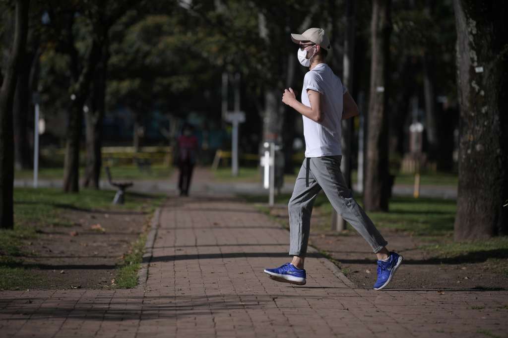 Cientos de bogotanos salieron de sus casas, entre las 6:00 y las 10:00 de la mañana a realizar actividades deportivas, en medio del confinamiento por el Covid-19.