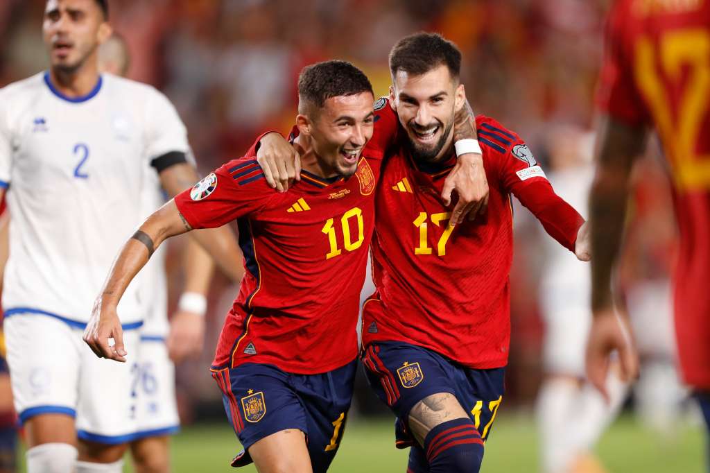 GRANADA, 12/09/2023.- El centrocampista de la selección española Alejandro Rodriguez Baena (d) celebra su gol, durante el partido de clasificación para la Eurocopa 2024 que los combinados de España y Chipre juegan hoy martes en el estadio Nuevo Los Cármenes, en Granada. EFE/Jorge Zapata