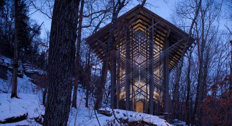 La Thorncrown Chapel, diseñada por el arquitecto E. Fay Jones —discípulo de Frank Lloyd Wright—, es una capilla ubicada en los bosques de las colinas Ozark, en Eureka Springs, Arkansas, Estados Unidos, que destaca por su armonía con la naturaleza. Construida con madera, piedra local y más de 6.000 pies cuadrados de vidrio, su estructura de vigas altas y abundantes ventanas permite que la luz natural la atraviese por completo. Desde su apertura en 1980, se ha convertido en un referente de la arquitectura moderna por su diseño sencillo, orgánico y profundamente integrado con el entorno.