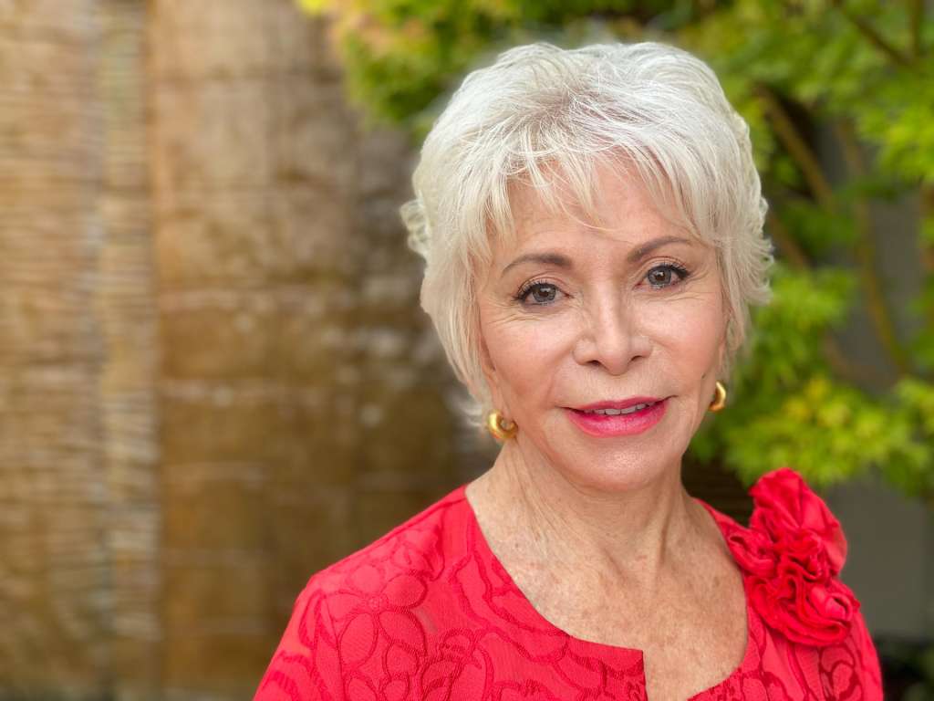 Madrid, 19/10/2025.- El segundo libro infantil de Isabel Allende, 'Perla y la pirata', ilustrado por Sandy Rodríguez y en las librerías desde este otoño, se le ocurrió un día de Halloween y está inspirado en su hijo Nico, que "un día se perdió cuando era chico y nos dio un susto tremendo", pero la protagonista indiscutible y quien narra la historia es la perrita Perla. EFE/Penguin Kids -SOLO USO EDITORIAL/SOLO DISPONIBLE PARA ILUSTRAR LA NOTICIA QUE ACOMPAÑA (CRÉDITO OBLIGATORIO)-