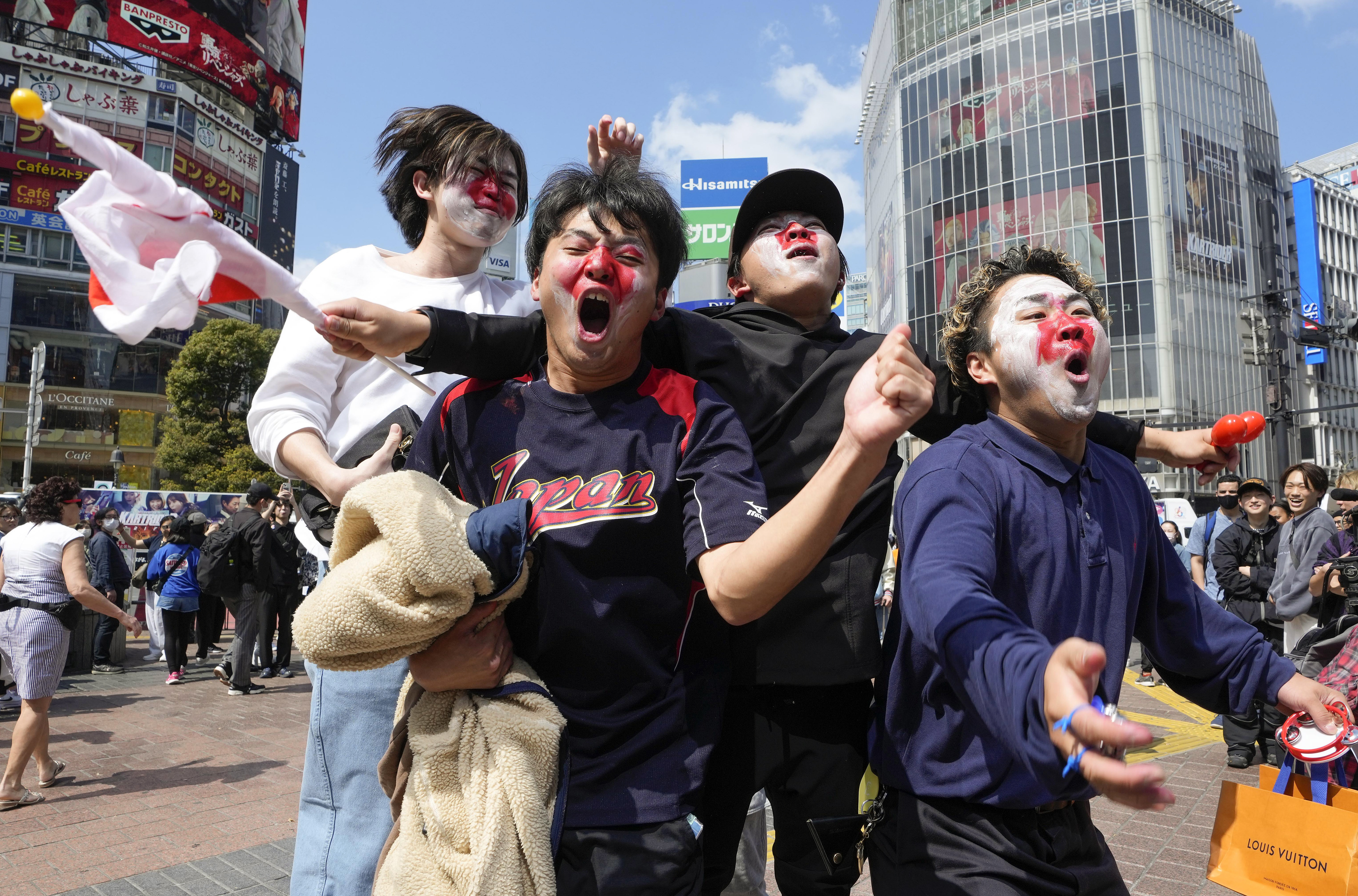 Tokyo (Japan), 22/03/2023.- Japanese baseball fans celebrate Japan's winning the World Baseball Classic 2023 final against USA; in Tokyo, Japan, 22 March 2023. Japan won the final 3-2. (Japón, Estados Unidos, Tokio) EFE/EPA/KIMIMASA MAYAMA