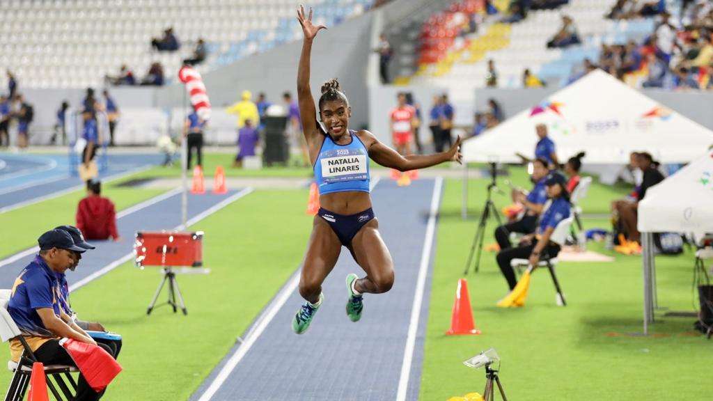 Natalia Linares, oro en salto de longitud en San Salvador 2023.
