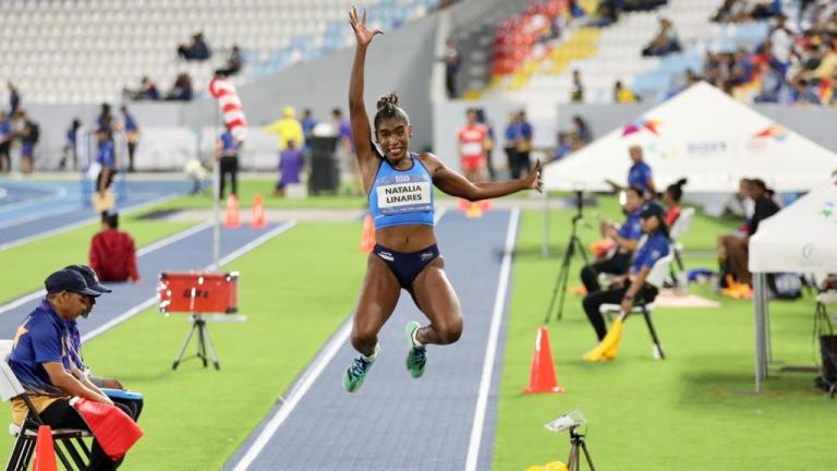Natalia Linares: oro, récord y clasificación a París 2024 en salto de longitud
