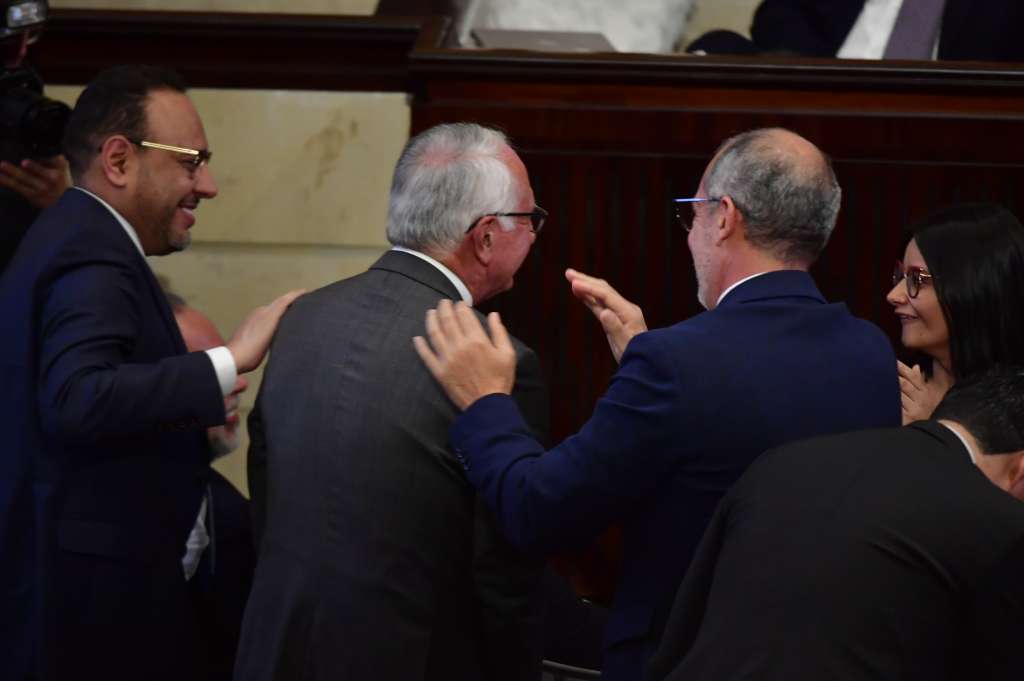 Ministro de Salud, Guillermo Alfonso Jaramillo, es aplaudido por el presidente Gustavo Petro y su gabinete durante la instalación de la última legislatura del Congreso.