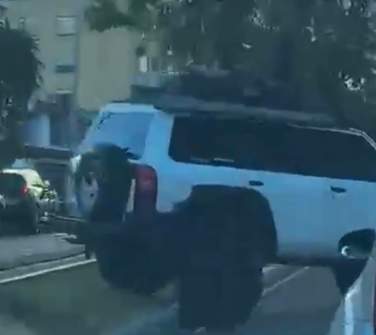 Identifican y llaman a comparecer a conductor que cruzó un separador para evitar un trancón