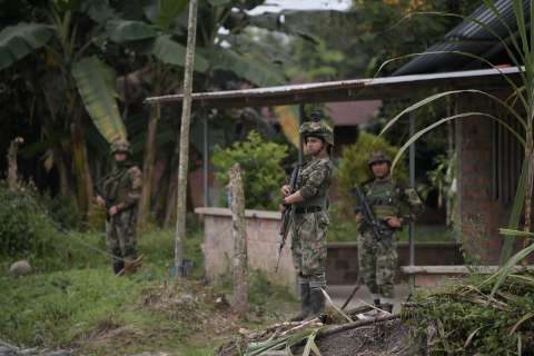 Gobierno le apunta a que mesada 14 para los militares se convierta en ley