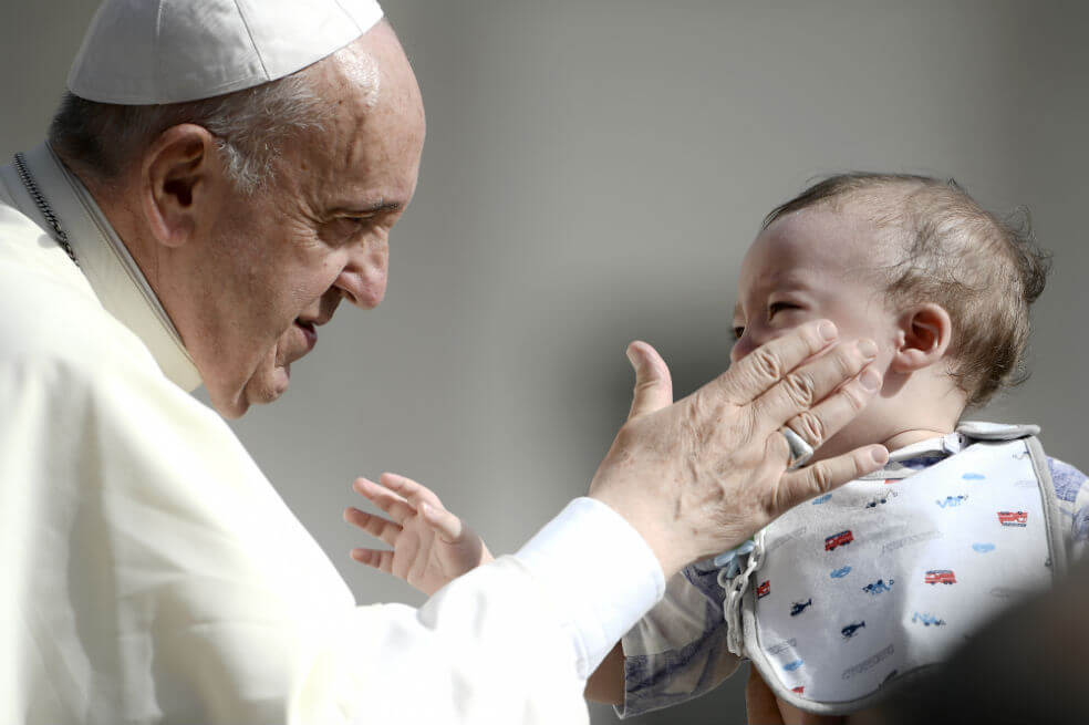 El papa Francisco bendice a un niño en el Vaticano. / AFP