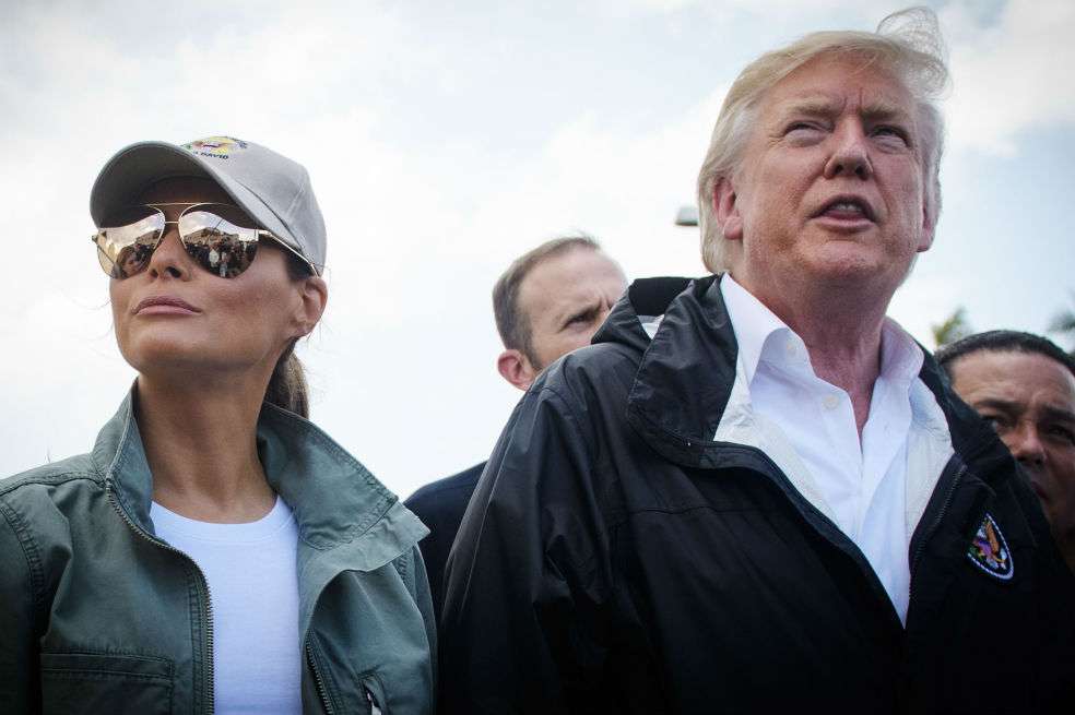 Melania Trump y Donald Trump en su visita a Puerto Rico tras el huracán María. En su intervención, Trump arrojó papel higiénico a los damnificados por el huracán y calculó quelos muertos eran 63. Según un estudio que salió un año después de la tragedia, los muertos son más de 2.000. / Archivo EE