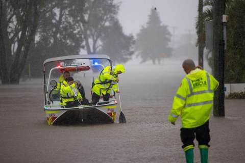 Tres muertos y más de 50.000 personas aisladas por inundaciones en Australia