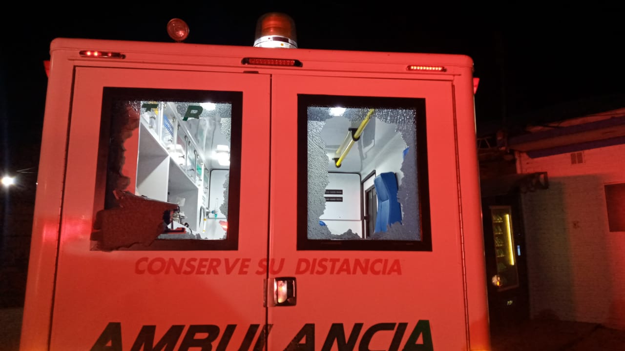 Tras dos meses de protestas, manifestantes incendiaron la estación de Policía de Madrid (Cundinamarca) y atacaron a la misión médica.
