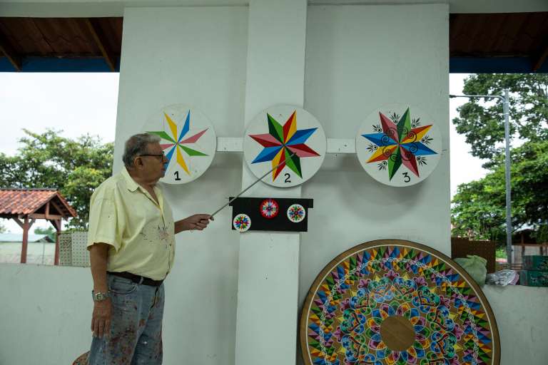 WILLIAM MAESTRO DE PINTURA TIPICA DE SARCHI COSTA RICA