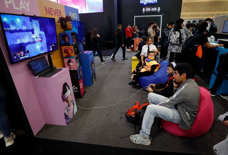 AME4349. BOGOTÁ (COLOMBIA), 13/10/2022.- Personas se entretienen hoy en la jornada inaugural del Salón del Ocio y la Fantasía (SOFA 2022) en Corferias, en Bogotá (Colombia). El SOFA se celebrará hasta el 17 de octubre en la capital colombiana después de tres años sin poderse realizar debido a la pandemia. EFE/ Mauricio Dueñas Castañeda