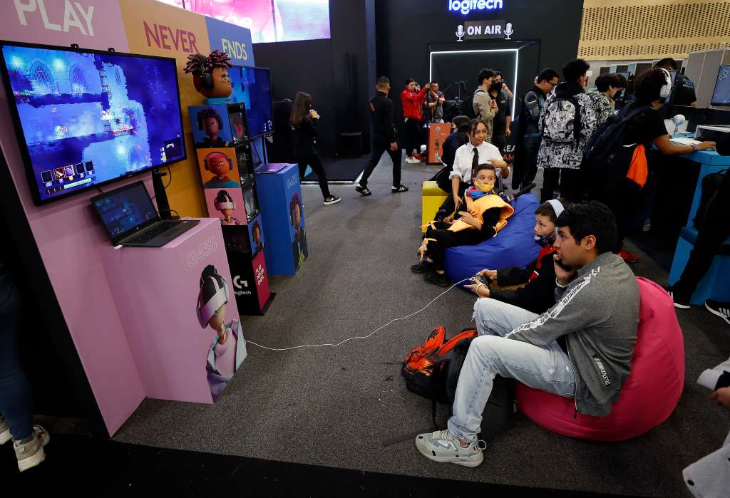 AME4349. BOGOTÁ (COLOMBIA), 13/10/2022.- Personas se entretienen hoy en la jornada inaugural del Salón del Ocio y la Fantasía (SOFA 2022) en Corferias, en Bogotá (Colombia). El SOFA se celebrará hasta el 17 de octubre en la capital colombiana después de tres años sin poderse realizar debido a la pandemia. EFE/ Mauricio Dueñas Castañeda