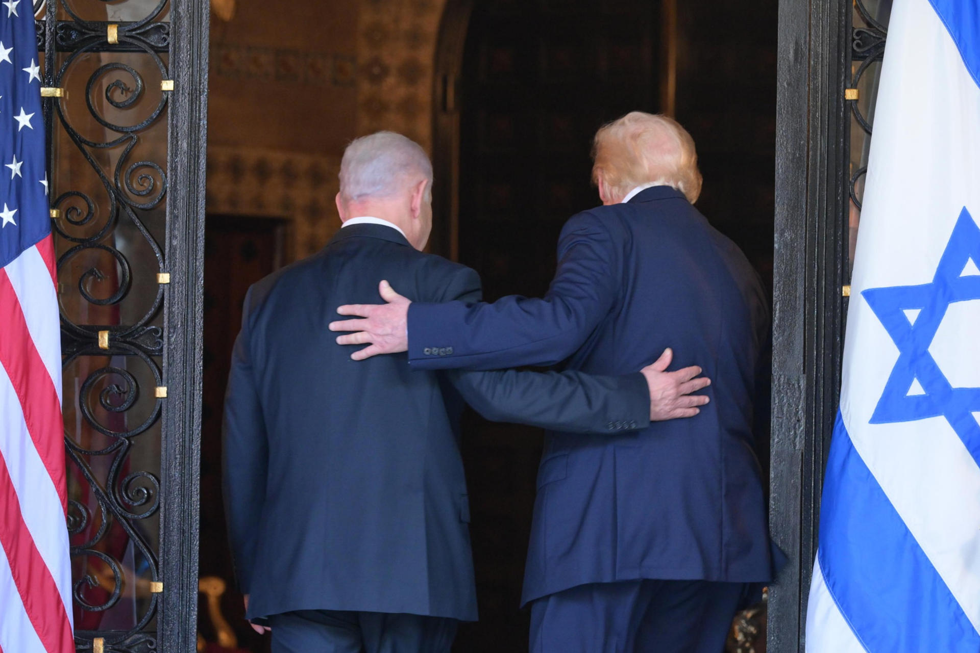AME981. MIAMI (ESTADOS UNIDOS), 29/12/2025.- Fotografía cedida por la oficina del primer ministro israelí (GPO), Benjamín Netanyahu, que muestra al presidente de Estados Unidos, Donald Trump (d), ingresando junto a Netanyahu (i) a una reunión este lunes, en Miami (EE.UU.). Trump dijo respecto a un posible indulto para Netanyahu, en un caso de corrupción, que él cree que "es un primer ministro en tiempo de guerra". EFE/ Oficina del primer ministro (GPO) /SOLO USO EDITORIAL/NO VENTAS/SOLO DISPONIBLE PARA ILUSTRAR LA NOTICIA QUE ACOMPAÑA (CRÉDITO OBLIGATORIO)
