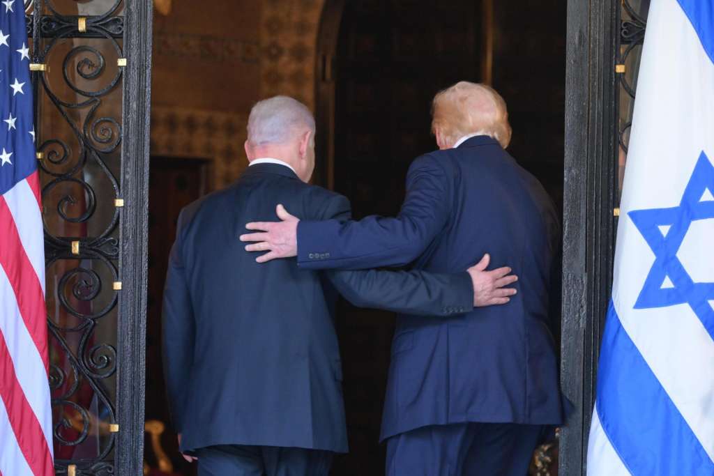 AME981. MIAMI (ESTADOS UNIDOS), 29/12/2025.- Fotografía cedida por la oficina del primer ministro israelí (GPO), Benjamín Netanyahu, que muestra al presidente de Estados Unidos, Donald Trump (d), ingresando junto a Netanyahu (i) a una reunión este lunes, en Miami (EE.UU.). Trump dijo respecto a un posible indulto para Netanyahu, en un caso de corrupción, que él cree que "es un primer ministro en tiempo de guerra". EFE/ Oficina del primer ministro (GPO) /SOLO USO EDITORIAL/NO VENTAS/SOLO DISPONIBLE PARA ILUSTRAR LA NOTICIA QUE ACOMPAÑA (CRÉDITO OBLIGATORIO)