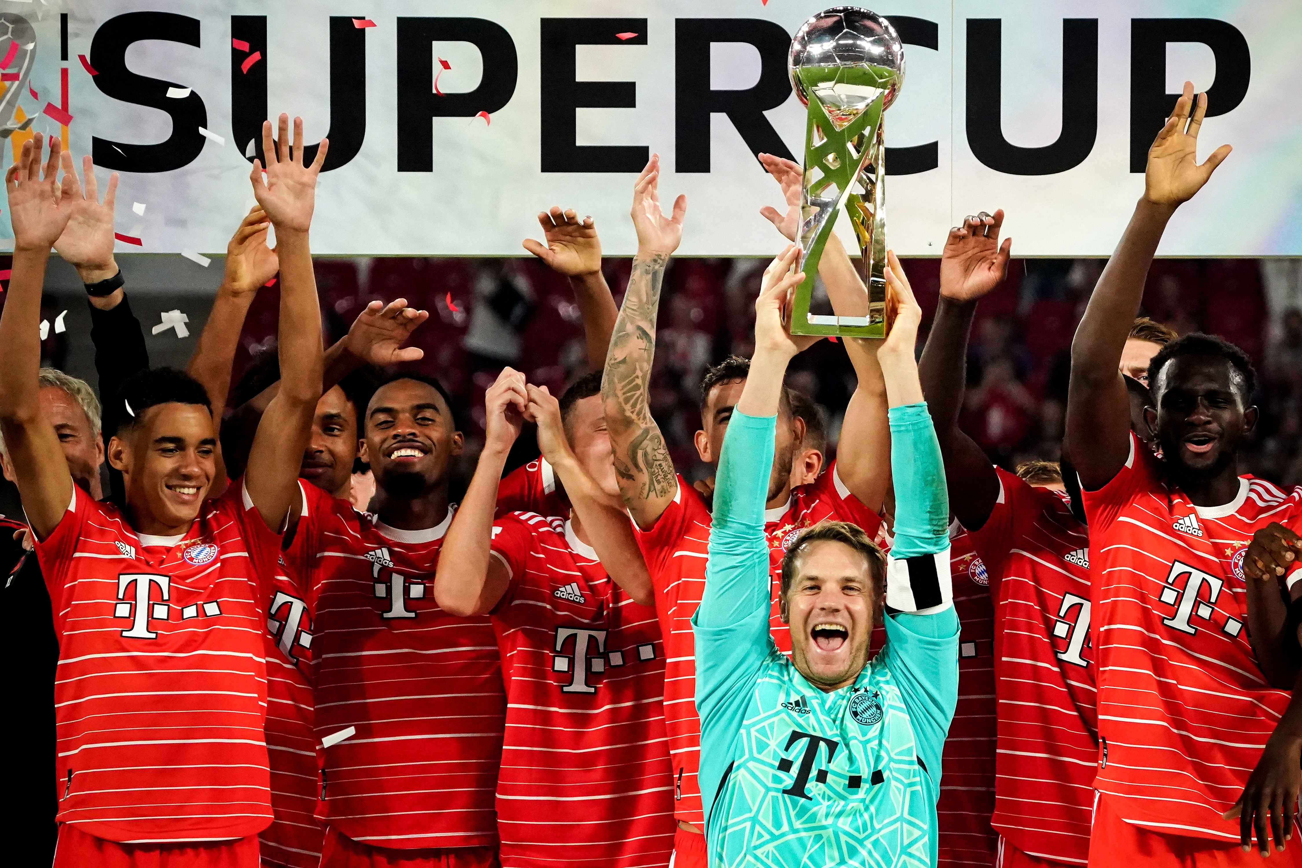 Leipzig (Germany), 30/07/2022.- Bayern's goalkeeper Manuel Neuer (C) lifts the Supercup trophy following the DFL Supercup 2022 soccer match between RB Leipzig and FC Bayern Muenchen in Leipzig, Germany, 30 July 2022. (Alemania) EFE/EPA/CLEMENS BILAN CONDITIONS - ATTENTION: The DFL regulations prohibit any use of photographs as image sequences and/or quasi-video.
