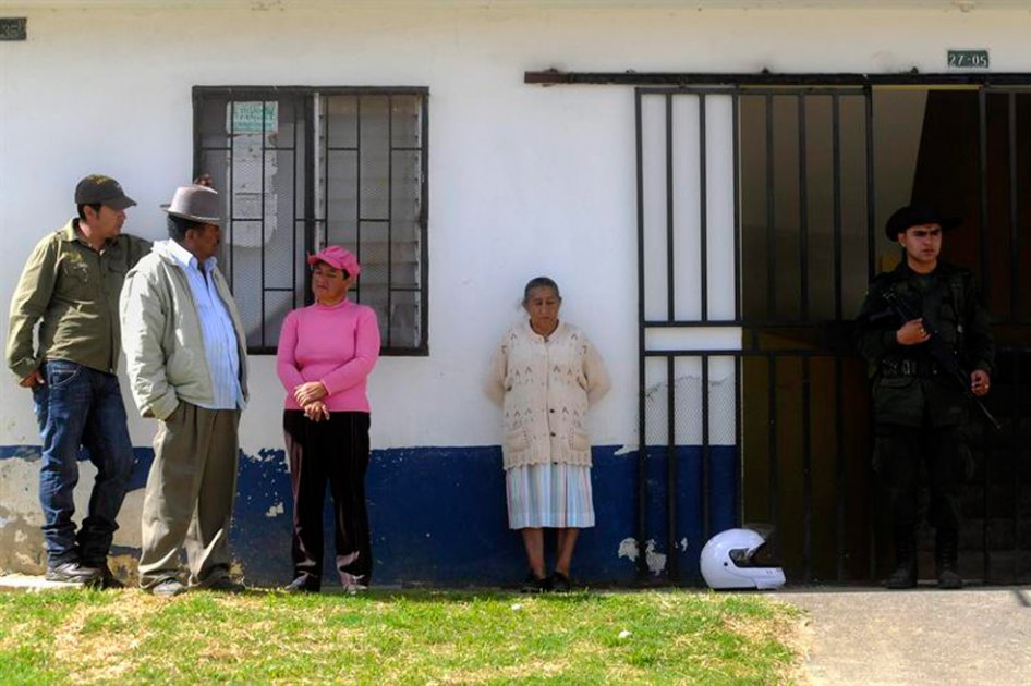 Familiares de las víctimas esperan la entrega de los cuerpos.