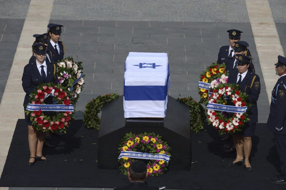 Personal militar con coronas de flores junto al ataúd del ex primer ministro israelí Ariel Sharón durante su entierro en Jerusalén