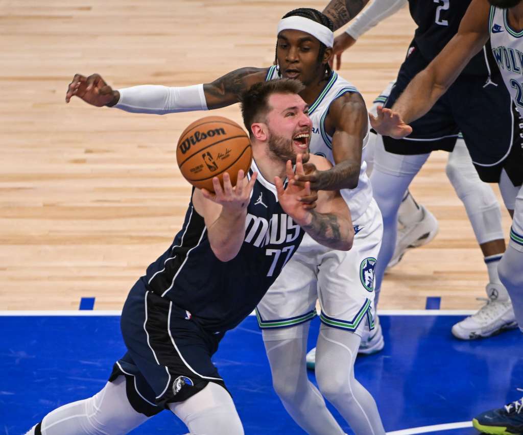 Minneapolis (United States), 23/05/2024.- Dallas Mavericks guard Luka Doncic (L) is fouled by Minnesota Timberwolves forward Jaden McDaniels during the third quarter of game one of the NBA Western Conference finals between the Dallas Mavericks and the Minnesota Timberwolves at Target Center in Minneapolis, Minnesota, USA, 22 May 2024. Doncic had 33 points as Dallas won 108-105. (Baloncesto) EFE/EPA/CRAIG LASSIG SHUTTERSTOCK OUT