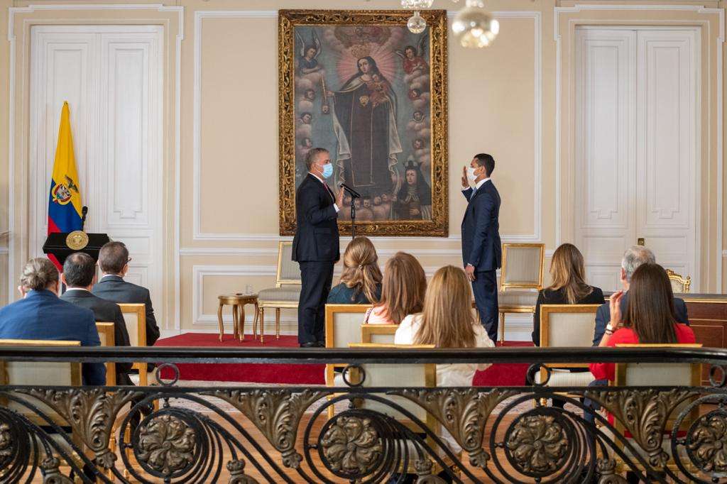 Daniel Palacios prestando juramento ante el presidente Iván Duque.