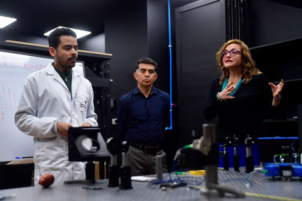 Jorge Galvis (izquierda), Jairo Ayala y María del Rosario González, directora del Instituto Nacional de Metrología.