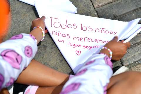 Salud mental, embarazo temprano y violencia: los riesgos que enfrentan jóvenes en Colombia