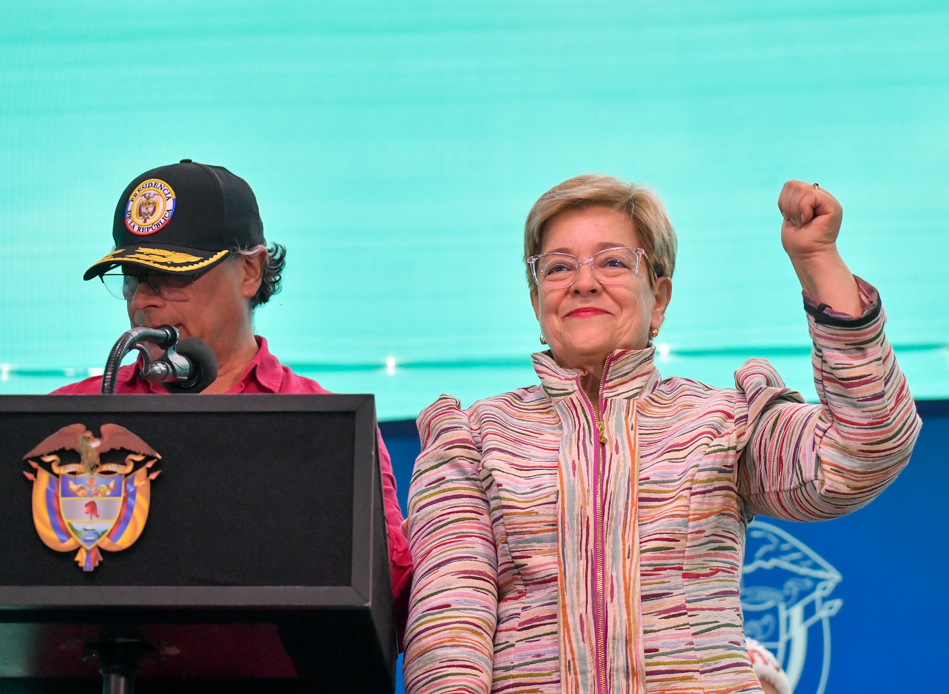 Gustavo Petro y su ministra de Trabajo, Gloria Inés Ramírez, en anuncio del salario mínimo para 2025