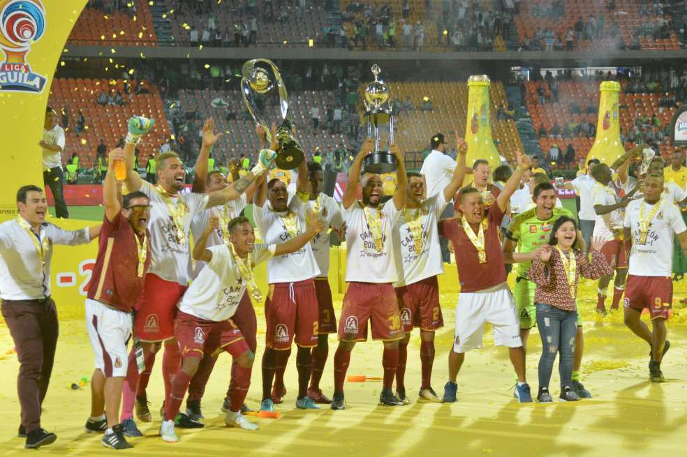 Los jugadores del Tolima celebran en el estadio Atanasio Girardot el segundo título en las historia de su club. / Luis Benavides