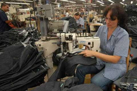 Producción industrial sigue en terreno negativo y a marzo cae 3%