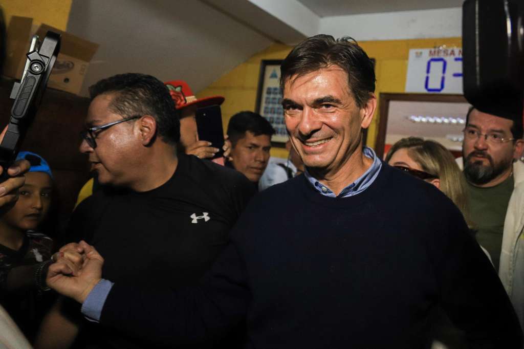 AME9738. LA PAZ (BOLIVIA), 19/10/2025.- El candidato a la Presidencia de Bolivia por el Partido Demócrata Cristiano (PDC), Rodrigo Paz, acompaña a su hija a votar este domingo, en la segunda vuelta electoral, en La Paz (Bolivia). EFE/ Gabriel Márquez