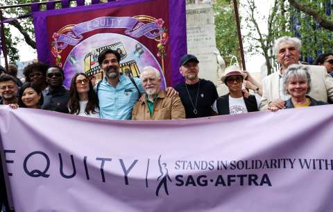 Huelga de actores: Brian Cox y más actores ingleses se manifestaron hoy en Londres