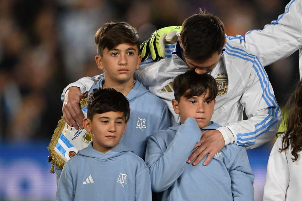 Lionel Messi, junto a sus hijos, en su despedida de la Eliminatoria.