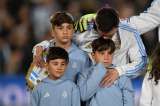 La imagen de Messi, llorando junto a sus hijos, le da la vuelta al mundo: video
